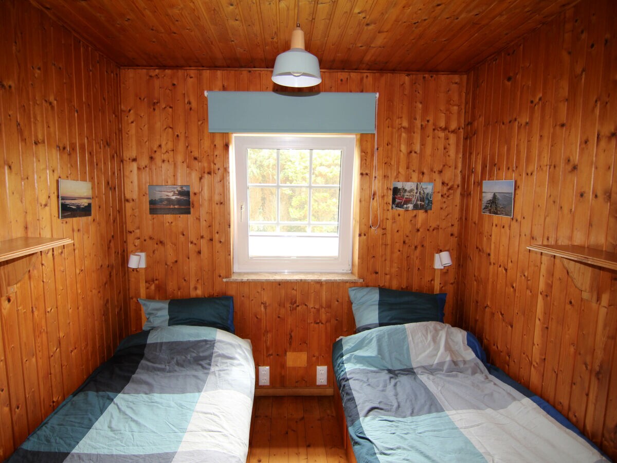 Schlafzimmer mit zwei Einzelbetten
