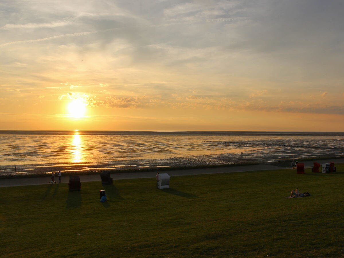 Sonnenuntergang über dem Wattenmeer, vom Deich aus gesehen