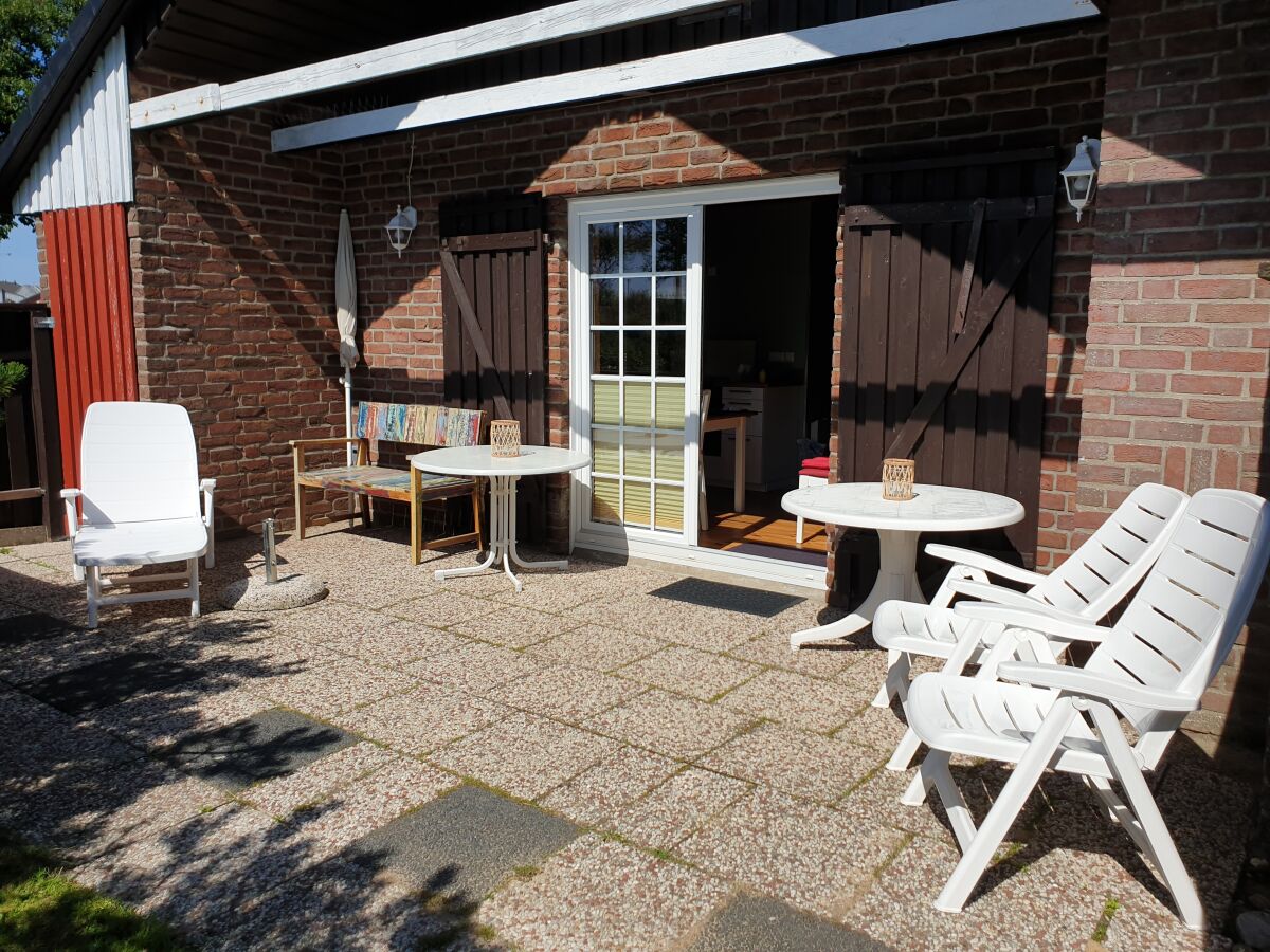 Sonnige Südterrasse mit Gartenmöbeln